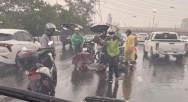 Man Survives Direct Lightning Hit on Bangkok Road